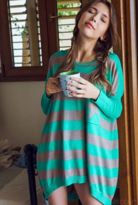 Mila Azul (91 Fotos) ist eine schöne Frau, die in einer Hand Kaffee hält und mit der anderen Hand in ihr Höschen steckt.