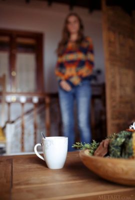 Die Schönheit, die Kaffee trinkt, fühlt sich sehr elegant an (122 Fotos)