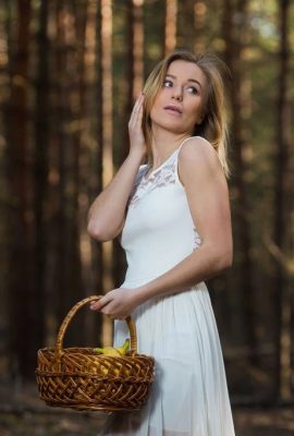 Nehmen Sie einen Obstkorb mit in den Wald für ein Picknick!