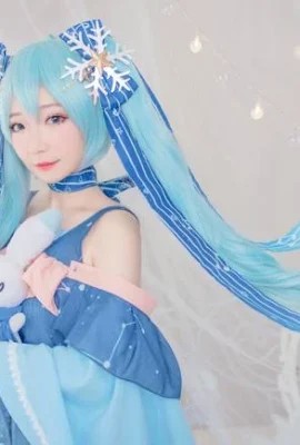 Snow Hatsune Cosplay (9 Fotos)