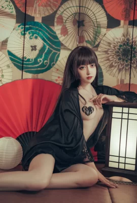 Abgelaufene Mi Nian Meow „Black Yukata“ zeigt ihren schönen Rücken und macht die Leute seekrank (23 Fotos)