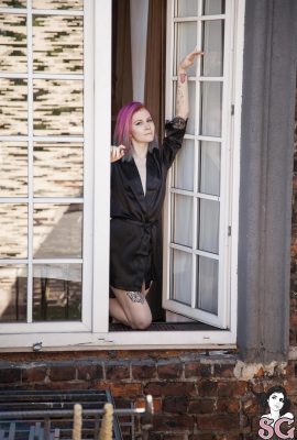 (Suicide Girls) Dolphie – Lichtstrom