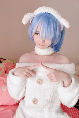 Misa Gaku 'Re Zero' Rem Cosplay (9 Fotos)