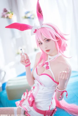 Sexy schönes Mädchen zeigt ihre schönen Beine in einer privaten roten Uniform im Yaesakura-Stil unter weißen Netzstrümpfen (19 Fotos)