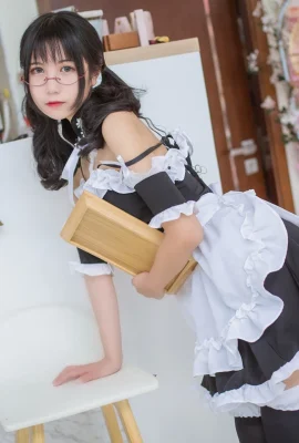 Ein wunderschönes Mädchen mit Brille trägt in ihrem Privatzimmer ein sexy Dienstmädchen und trägt schwarze Beinstrümpfe, um ihre perfekte Figur und ihre bezaubernden Beine zur Geltung zu bringen (17 Fotos)