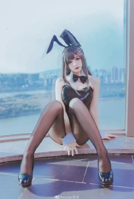 Sakurajima Mai, Cosplayerin Yiyi, ein langbeiniges Hasenmädchen mit schwarzen Strümpfen (9 Fotos)