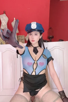 Süßes Mädchen Nai Xijiang Nette angehende Polizistin mit sexy blauem, durchsichtigem Oberteil und schwarzem kurzem Rock, die ultradünne Fleischseide enthüllt und eine pralle Figur zeigt, verführerisches Foto 82P
