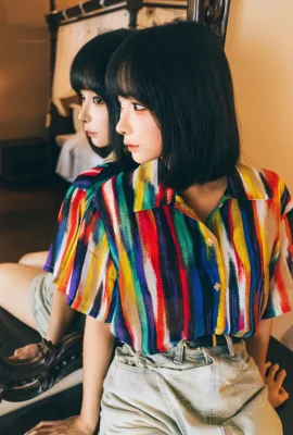 Die Animationsbloggerin Momo starrt sie in einem sexy Blumenhemd und Jeansshorts an, enthüllt schwarze Spitzenunterwäsche und zeigt ihre anmutige Figur auf einem verführerischen Foto 57P