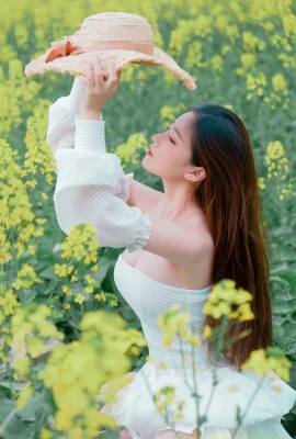Online-Schönheit Nnian Flowers Thema Outdoor Vergewaltigungsfeld sexy weiße Rock-Rock-Halb-Take-Show Hot Body Versuchung Foto 43p