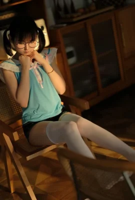 Anime -Blogger junger Shui Lingyi Ihre elektronische Freundin Thema sexy Top mit Jeans Shorts, die weiße Strümpfe zeigen, die kleine Körper Versuchung zeigen 35p