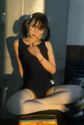 Anime -Blogger junger Shui Lingyi Mittagessen Mittagessen Umkleidezimmer Thema Privates sexy Blau Dead Bibliothek Wasser mit weißen Strümpfen zeigt ihr Gesäß und schöne Beine verlockend Foto 75p