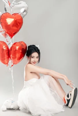 Online-Schönheit Nnian Valentinstag Speziales Thema sexy weiße Hochzeit Langer Rock halb-take zeigt wunderschöne Pose sexy und verlockendes Foto 80p
