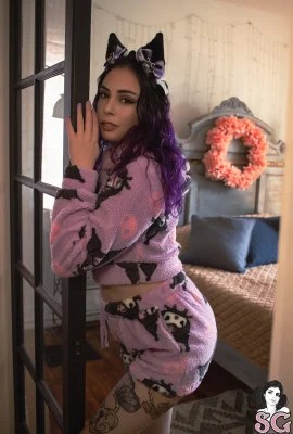 [Suicide Girls] 27. April 2025 – Jadestone – Überlebend auf dem Trotz [49p]