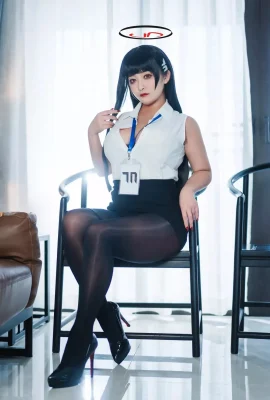 Anime-Blogger Luo Li schönes Mädchen Sama Blue File Li Yin Theme Sexy White Top mit schwarzem Kurzrock enthüllt ultradünne schwarze Seide, die ihr Gesäß und wunderschöne Beine verlockend zeigt …