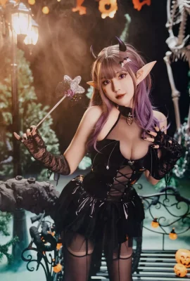 Online -Schönheit Natsuko Xia Xiazi Halloween Little Witch Thema sexy Elf in schwarzer Lederkleidung mit schwarzen Seidenstrümpfen, um ihre schöne Beine Versuch zu zeigen …