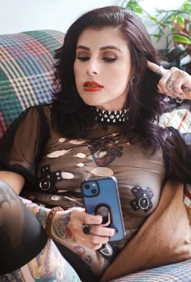 [Suicide Girls] 19. Mai 2025 – DAPHNEP – Helle Dunkelheit [59p]