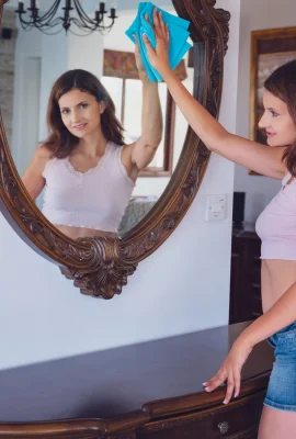 Tina Tiny – Housekeeping (112 Fotos)